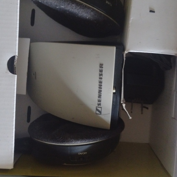 Sennheiser Wireless Headphones - Black and Silver - Picture 6 of 6